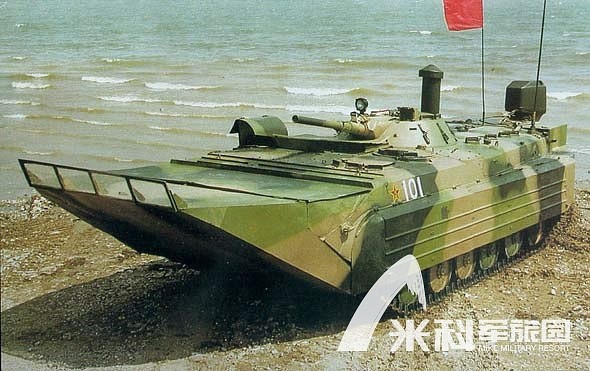 63C两栖装甲运兵车1