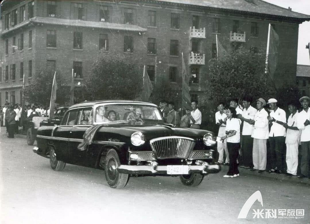 　1958年8月1日，第一辆红旗样车试制成功。该车是采用“赶庙会”的方式仅用一个月时间完成的，几乎把当时所有先进的技术都体现在了样车上。